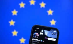 Le compte X d'Elon Musk devant le drapeau européen