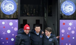 Oleg Kononenko (c), Anne McClain (d) et David Saint-Jacques les trois membres de l'ISS avant le décollage de leur fusée, le 3 décembre 2018 à Baïkonour