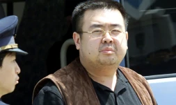 Kim Jong-Nam, demi-frère du dirigeant nord-coréen Kim Jong Un assassiné en 2017, le 4 mai 2001 à l'aéroport Narita de Tokyo