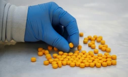 Un agent de l'agence américaine de lutte contre la drogue (DEA) examine des médicaments confisqués contenant du fentanyl, le 8 octobre 2019 dans un laboratoire de New York