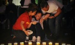 Des proches des passagers du Boeing 777 de Malaysia Airlines (vol MH370), le 8 avril 2014 à Pékin