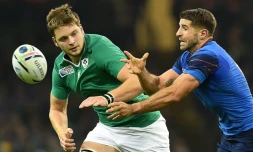 Le demi de mêlée du XV de France Sébastien Tillous-Borde (d) à la lutte avec l'Irlandais Chris Henry au Mondial, le 11 octobre 2015 à Cardiff