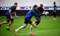 Anthony Bouthier, balle en main, lors d'une séance d'entraînement au Stade de France, le 8 février 2020, est pressenti à l'arrière contre le Pays de Galles 