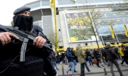 Un policier en faction devant le stade où se déroule le match entre l'équipe de football de Dortmund et celle de Monaco, le 12 avril 2017 à Dortmund, en Allemagne
