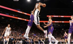 Victor Wembanyama, décisif pour les Spurs jeudi face à Phoenix en NBA, en Arizona 