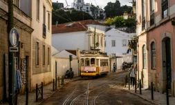 Un tramway dans une rue du quartier d'Alfama Ă Lisbonne, le 23 octobre 2024 au Portugal