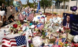 Un mémorial improvisé en hommage à l'influenceur conservateur et fondateur de Turning Point USA, Charlie Kirk, devant le siège de Turning Point USA à Phoenix, en Arizona, le 14 septembre 2025