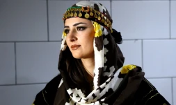 Efin Hissu, une Kurde de Syrie participe au défilé de la mode kurde à Qamichli, en Syrie, le 10 mars 2017