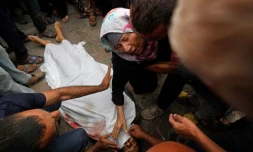 Photo d'archive d'une Palestinienne prĂšs du corps d'un membre de sa famille, Ă Deir al-Balah, dans le centre de la bande de Gaza, le 3 juin 2024