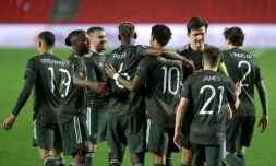 L'attaquant de Manchester United, Marcus Rashford (c), est félicité par ses coéquipiers, aprÚs avoir ouvert le score contre Grenade, lors du quart de finale aller de la Ligue Europa, le 8 avril 2021 à Grenade
