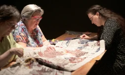 Dans un musée de Belfast, des brodeuses apportent la touche finale à une immense tapisserie conçue pour rendre hommage à la série "Game of Thrones", le 5 juillet 2019 en Irlande du Nord