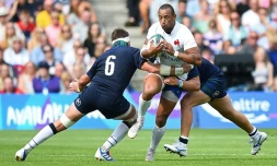 Le centre Gaël Fickou (c) plaqué lors du test-match face à l'Ecosse, à Murrayfield, le 24 août 2019