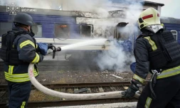 Une image diffusée par les services de secours ukrainiens le 13 septembre 2026 montre des pompiers éteignant un incendie déclenché par une frappe de drone sur un wagon près de la frontière polonaise