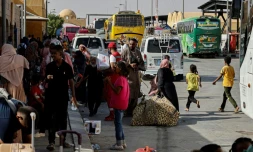 Des personnes fuyant le Soudan déchiré par la guerre arrivent au port terrestre de Qastal, point de passage entre l'Egypte et le Soudan, le 13 mai 2023