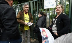 Des partisans d'Emmanuel Macron tractent devant l'école La Rouvière à Marseille, le 27 avril 2017