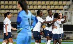 Les joueuses de l'équipe de France de football célèbrent l'un de leurs sept buts contre la Macédoine du Nord à Skopje le 22 septembre 2020