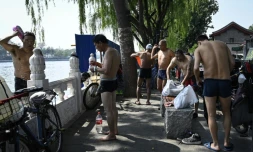 Des résidents se préparant à aller nager dans un lac du parc Shichahai à Pékin, le 20 mai 2022
