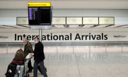 Le prĂȘtre Alistair Macdonald (R) arrive Ă l'aĂ©roport de Heathrow, le 8 juin 2020