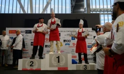 Le boulanger français Dimitri Bordon (C), vainqueur de la coupe du monde de la chocolatine et du pain au chocolat, le 10 mars 2024 à Toulouse
