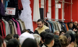 Le créateur Francisco Terra, lors de la présentation de la dernière collection de sa marque Neith Nyer, à la Fashion Week de Paris le 1er mars 2017