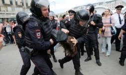 La police antiémeute interpelle un participant à une manifestation non autorisée de l'opposition dans le centre de Moscou, le 12 juin 2017