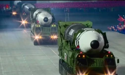 Image tirée d'une vidéo diffusée par l'agence nord-coréenne Kcna, le 10 octobre 2020, montrant ce qui semble être le nouveau missile balistique intercontinental géant dévoilé par la Corée du Nord lors d'un défilé militaire à Pyongyang