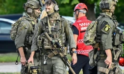  Des membres des forces spéciales de police sur les lieux où un agresseur armé d'une épée a blessé plusieurs personnes dans un lycée à Fagersta, dans le centre de la Suède, le 21 août 2026