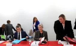 La PremiÚre ministre Elisabeth Borne (C) et le ministre de l'Intérieur Gérald Darmanin participent au 3e Comité interministériel à l'enfance, le 20 novembre 2023 à Paris