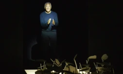 Le couturier Giorgio Armani salue à l'issue du défilé de sa ligne de prêt-à-porter féminin pour l'été prochain, le 28 septembre 2015 à Milan