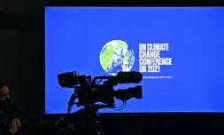 Une caméra de télévision devant le logo de la COP26 sur un écran, le 9 novembre 2021 à Glasgow, en Ecosse