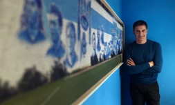 L'entraĂźneur de Marseille Michel pose au centre d'entraĂźnement Robert Louis-Dreyfus, le 27 janvier 2016 Ă Marseille