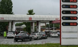 Des automobilistes font la queue pour faire le plein d'essence dans une station-service à Vologda, en Russie, le 14 juillet 2026