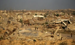 Des bùtiments détruits dans le camp pour déplacés palestiniens de Nousseirat, dans le centre de la bande de Gaza, le 2 décembre 2025