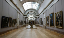 Vue générale de la Grande Galerie du musée du Louvre à Paris, le 2 décembre 2025
