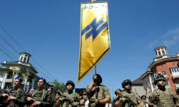 Des membres du bataillon Azov et de la garde nationale ukrainienne défilent dans Marioupol, le 15 juin 2019