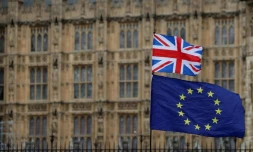 Drapeaux européen et britannique devant le Parlement britannique, le 23 janvier 2019 à Londres