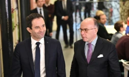 Benoît Hamon et Bernard Cazeneuve au QG de camapagne du candidat socialiste le 9 mars 2017 à Paris