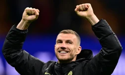 L'attaquant de l'Inter Milan Edin Dzeko salue les supporters après la victoire 2-0 des Nerazzuri contre l'AC Milan en demi-finale aller de la Ligue des champions le 10 mai 2023 à Milan en Italie 