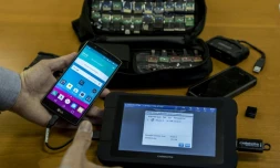 Un ingénieur de Cellebrite extrait les données d'un smartphone en quelques secondes malgré le mot de passe, le 9 novembre 2016 à Petah Tikva, en Israël