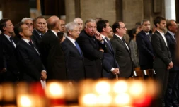 Le président François Hollande avec des membres du gouvernement et d'anciens présidents dont Nicolas Sarkozy et Valery Giscard d'Estaing, à Notre Dame de Paris, le 27 juillet 2016