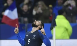 L'attaquant français Olivier Giroud célÚbre son but marqué contre la Colombie lors d'un match amical au Stade de France, le 23 mars 2018