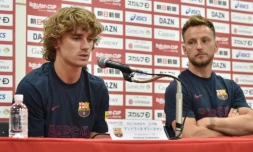 Le nouvel attaquant du Barça Antoine Griezmann (g) avec le milieu Ivan Rakitic en conférence de presse, le 22 juillet 2019 à Tokyo