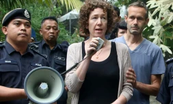 Photographie fournie par la police malaisienne, prise et publiée le 10 août 2019, montrant les parents de Nora Quoirin, Meabh et Sébastien, durant les recherches pour retrouver l'adolescente disparue en Malaisie