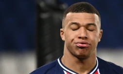 L'attaquant du Paris-SG, Kylian Mbappé, frustré aprÚs avoir raté une occasion de but lors du match de Ligue 1 à domicile contre Monaco, le 21 février 2021