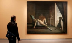 Un homme regarde une peinture de Balthus (1908-2001) lors d'une exposition à la Villa Médicis à Rome le 23 octobre 2015