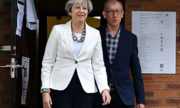 La Première ministre britannique Theresa May et son époux Philip quittent leur bureau de vote à Sonning, à l'ouest de Londres le 8 juin 2017