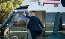 Le président américain Donald Trump monte à bord de l'hélicoptère présidentiel Marine One 