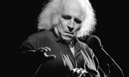 Le chanteur français Léo Ferré lors d'un concert à l'Olympia à Paris le 2 octobre 1984