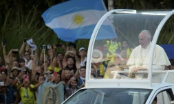 Le pape François dans les rues de Panama le 23 janvier 2019.