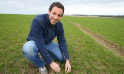 Valentin Bodié, jeune agriculteur de 33 ans, sur son exploitation le 27 février 2007 à Aubeterre
